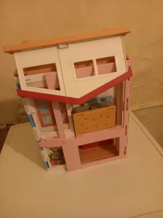 Casita de muñecas con cocina y escalera