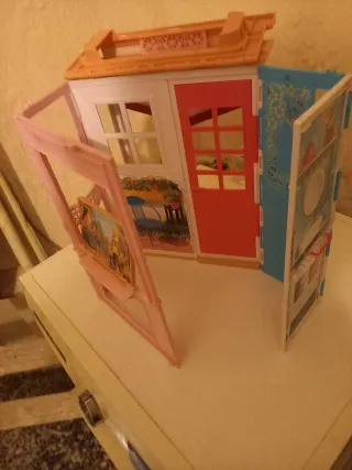 Casita de muñecas con cocina y escalera