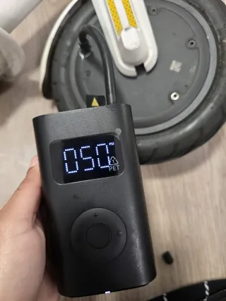 Patinete Xiaomi con casco