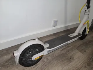 Patinete Xiaomi con casco