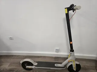 Patinete Xiaomi con casco