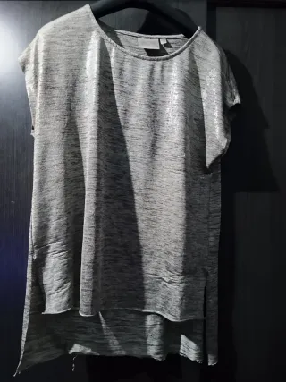 Camiseta plateada brillante