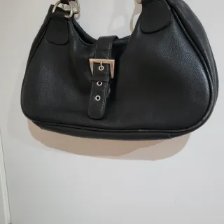 Bolso mediano de cuero negro