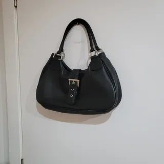 Bolso mediano de cuero negro
