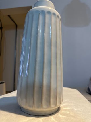 Jarrón de cerámica gris y blanco