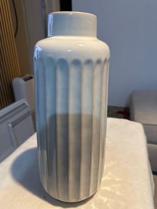 Jarrón de cerámica gris y blanco