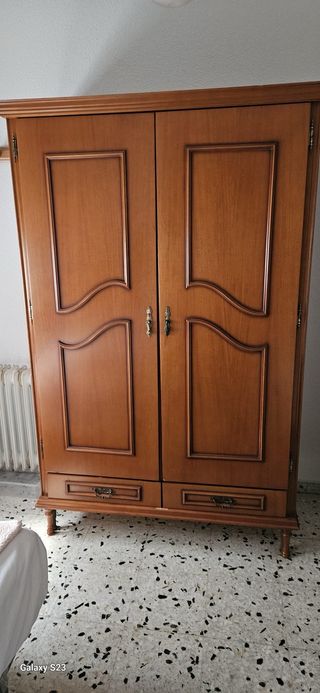 Armario de madera clásico