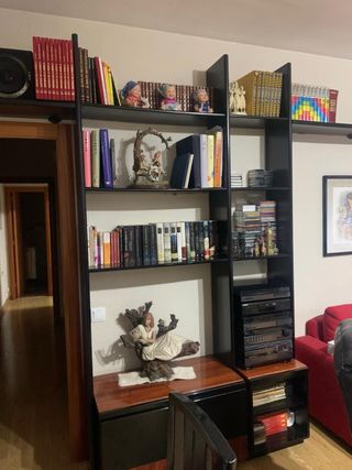 Mueble auxiliar negro y marrón