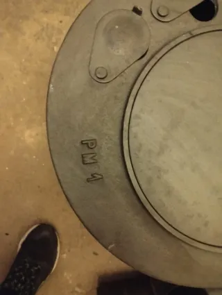 Estufa de leña metálica negra