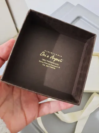 Scatola regalo marrone con nastro