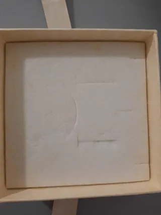 Scatola regalo marrone con nastro