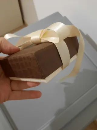Scatola regalo marrone con nastro