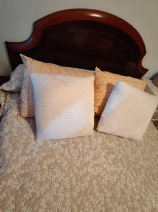 Cama con cabecero y mesita de noche