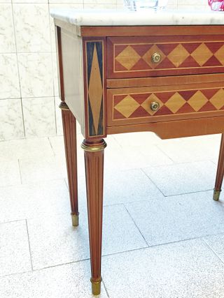 cómoda mesilla de noche francesa estilo Luis XVI