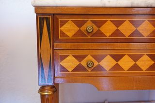 cómoda mesilla de noche francesa estilo Luis XVI