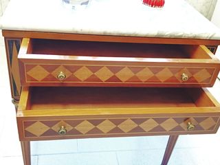 cómoda mesilla de noche francesa estilo Luis XVI