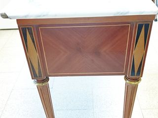 cómoda mesilla de noche francesa estilo Luis XVI