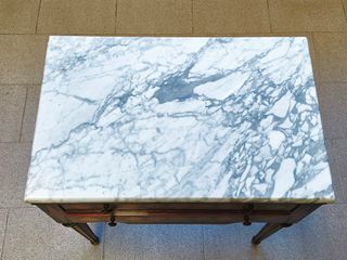 cómoda mesilla de noche francesa estilo Luis XVI