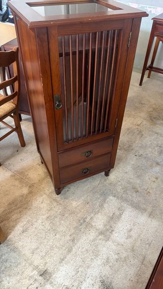 Mueble de madera con puerta de cristal
