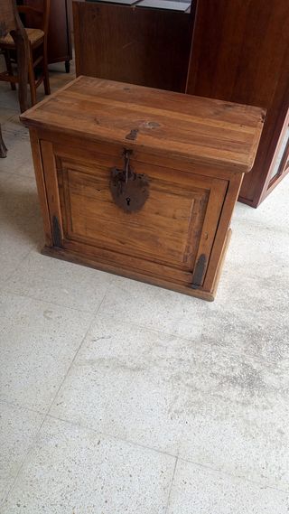 Mueble de madera con puerta de cristal