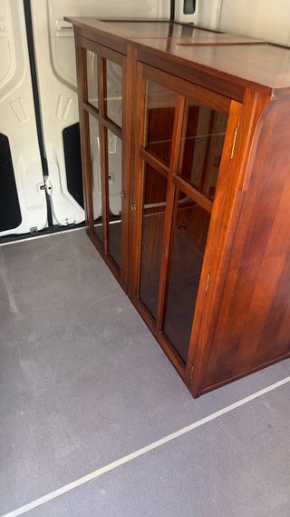 Mueble de madera con puerta de cristal