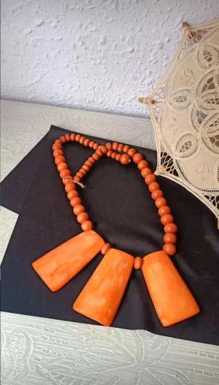Collar de madera naranja