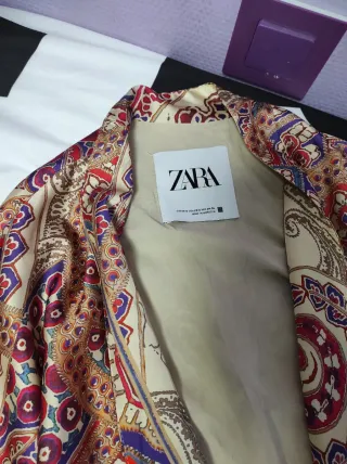 Traje kimono Zara estampado paisley