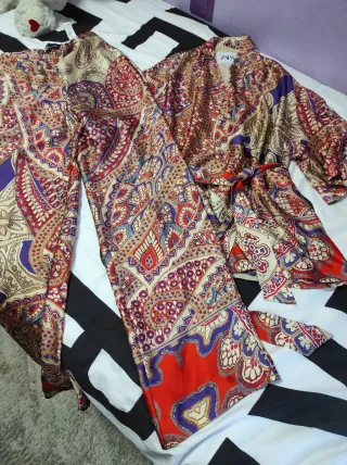 Traje kimono Zara estampado paisley