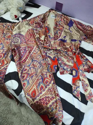 Traje kimono Zara estampado paisley