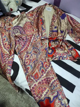 Traje kimono Zara estampado paisley