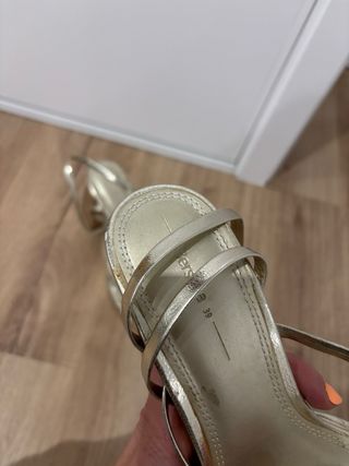 Tacones dorados Bershka talla 39