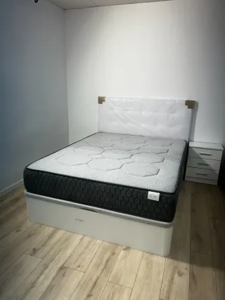 Letto con contenitore e materasso con montaggio