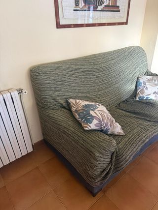 Sofá 2 plazas tela azul, manta verde y dos cojines