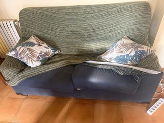 Sofá 2 plazas tela azul, manta verde y dos cojines