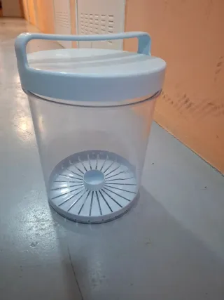 Bote para biberones con asa