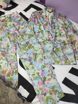Traje floral Zara