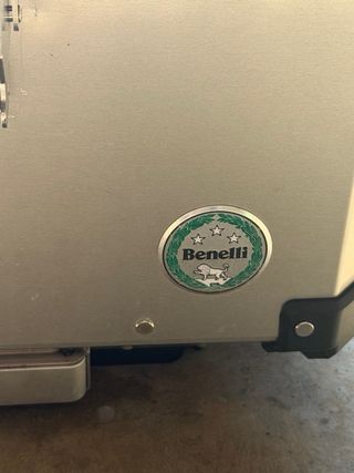 Bauletto Benelli TRK completo di staffa e bulloni