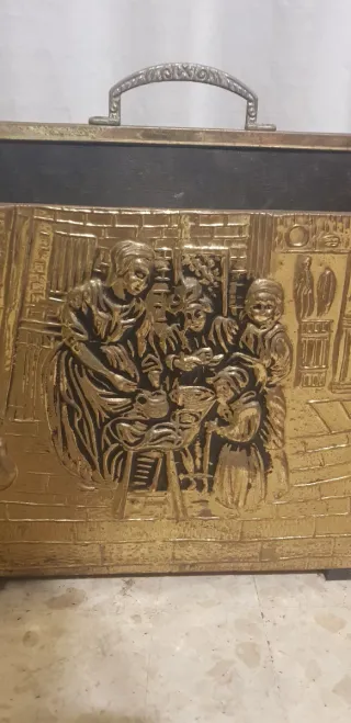 Portariviste antico in metallo con rilievo