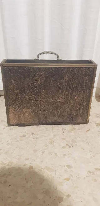 Portariviste antico in metallo con rilievo