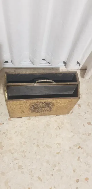 Portariviste antico in metallo con rilievo