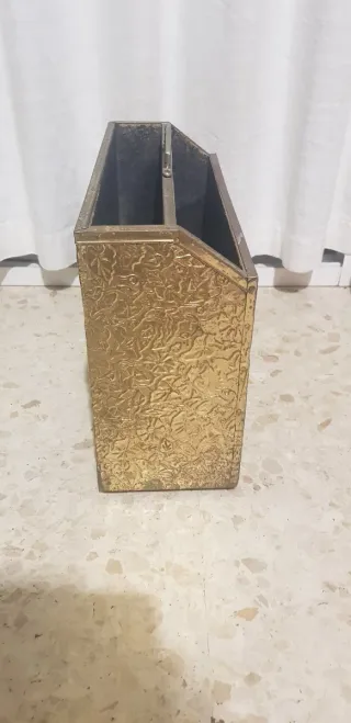 Portariviste antico in metallo con rilievo