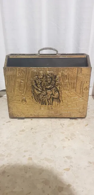 Portariviste antico in metallo con rilievo