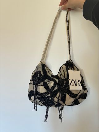 Bolso Zara abalorios negro y beige