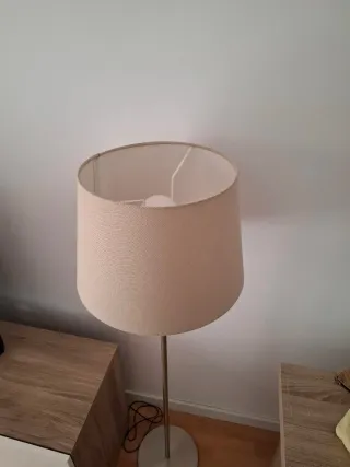 Lámpara de pie beige y dorada