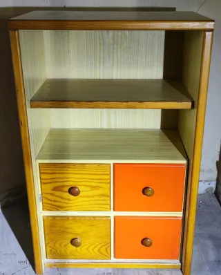Mueble de madera con cajones