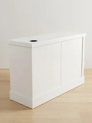 Mostrador lacado en blanco con cajones y baldas.