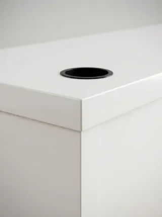 Mostrador lacado en blanco con cajones y baldas.