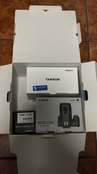 Cámara Canon EOS 250D + 3 objetivos