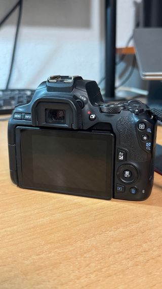 Cámara Canon EOS 250D + 3 objetivos