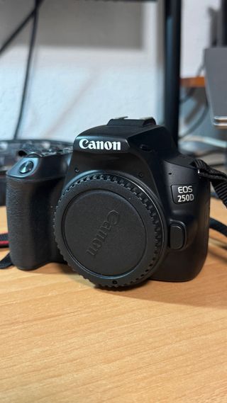 Cámara Canon EOS 250D + 3 objetivos